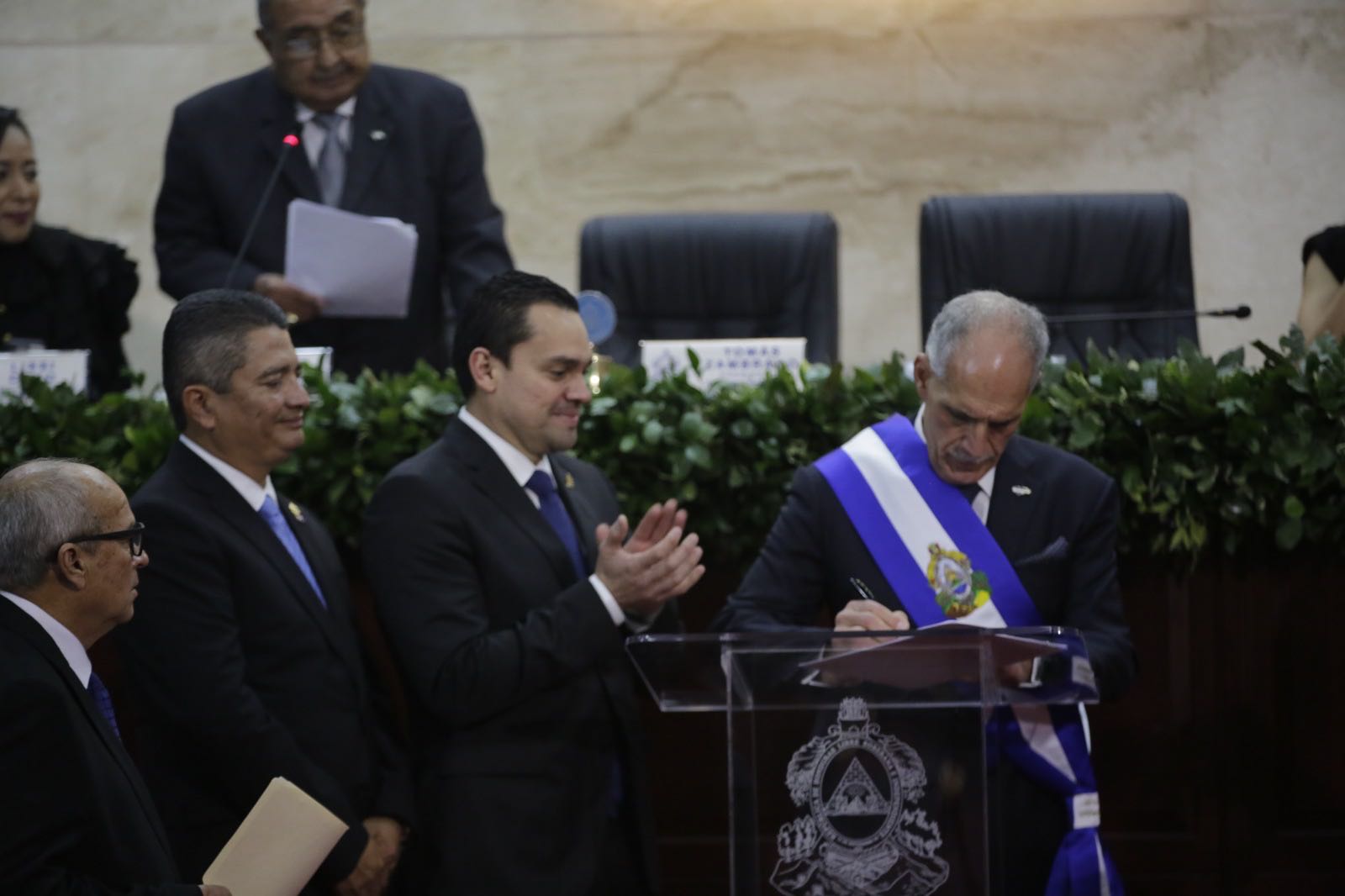 Presidente del CN, Tomás Zambrano, juramentó al presidente constitucional, Nasry Juan Asfura Zablah 
